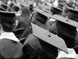 Kisah Haru! Seorang Ibu Gantikan Wisuda Anaknya yang Meninggal Dunia Hingga Viral di Media Sosial