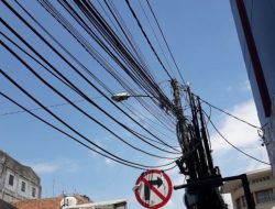 Viral: Kabel Tak Terurus Bertebaran di Jalanan Kota Bandung, Tewaskan Pengendara Motor