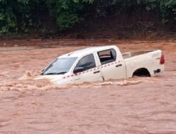 Banjir Bercampur Lumpur Terjang Pesisir Selatan, Kendaraan Tertimbun dan Hanyut