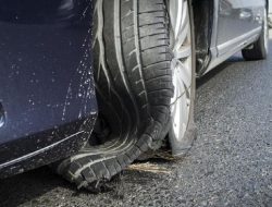 Viral! Mobil Pecah Ban di Depok Tetap Melaju Kencang, Pengemudinya Mabuk