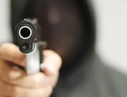 Viral! Pria Bermasker Todong Penjaga Konter BRILink dengan Pistol di Lamongan Terekam Kamera Pengawas