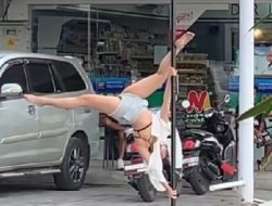 Viral! Aksi Bule Lincah Ber-Pole Dance di Depan Minimarket Bali