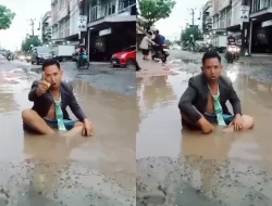 Viral Pria Berdasi Besar Duduk dalam Genangan Air Jalan, Protes Jalanan Rusak di Palembang