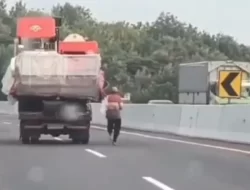 Aksi Viral Pria Kejar Truk Melaju Tanpa Sopir di Tol Kalikangkung, Demi Selamatkan Pengguna Jalan!