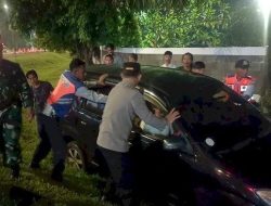 Diduga Sopir Mengantuk, Sebuah Minibus Terperosok ke Parit Jalan Cilameri-Subang