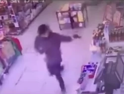 Aksi Nekat Perampokan Minimarket Depan Kantor Polisi di Singkawang, Terekam Kamera CCTV Hingga Viral