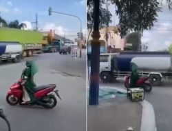 Sering Diamankan Polisi, Emak-Emak Ini Kembali Viral Usai Motoran Sambil Berdiri di Pati