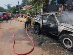 Diduga Sopir Mabuk, Mobil Hantam Pembatas Jalan di Kelapa Gading