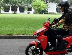 Tips Aman Berkendara Menggunakan Motor Listrik