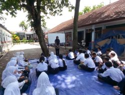 Kondisi Memprihatinkan: Pelajar SMPN 60 Belajar Lesehan di Atas Terpal