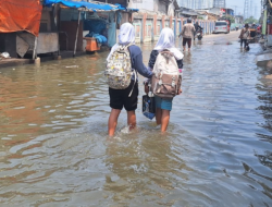 Banjir Rob yang Tak Kunjung Reda, Warga Muara Angke Bertahan dengan Segala Cara