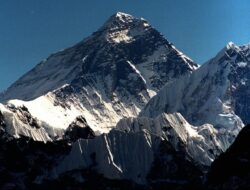 Ilmuwan Temukan Dua Gunung yang Melampaui Everest Hingga 100 Kali!