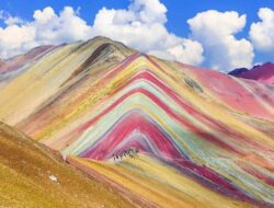 Pesona Pelangi Abadi: Gunung Berwarna-warni di China yang Terbentuk dari Tabrakan Lempeng Bumi