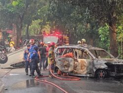 Polisi Tangkap Dua Tersangka Pembakaran Tiga Mobil Polisi di Depok